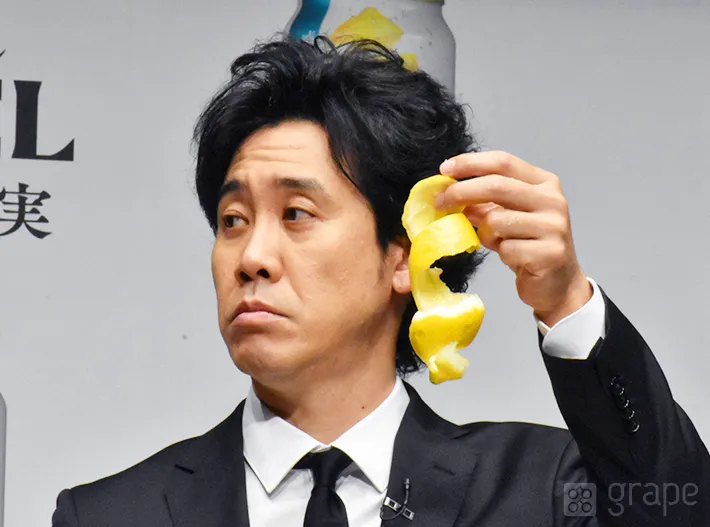 レモンの皮を剥いてドヤ顔をする大泉洋さん（撮影：grape芸能編集部）