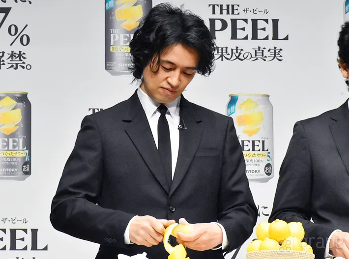 レモンの皮を剥く斎藤工さん（撮影：grape芸能編集部）