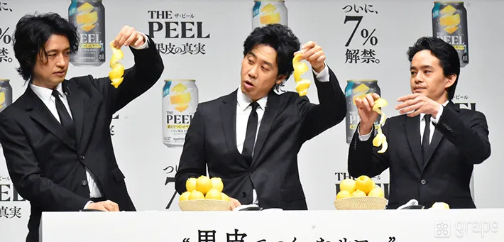 レモンの皮を剥く大泉洋さん、斎藤工さん、池松壮亮さん（撮影：grape芸能編集部）