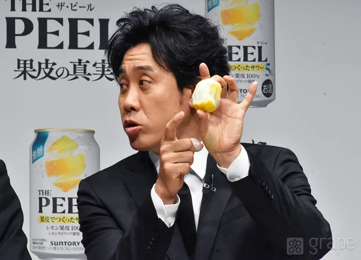 レモンを指さす大泉洋さん（撮影：grape芸能編集部）
