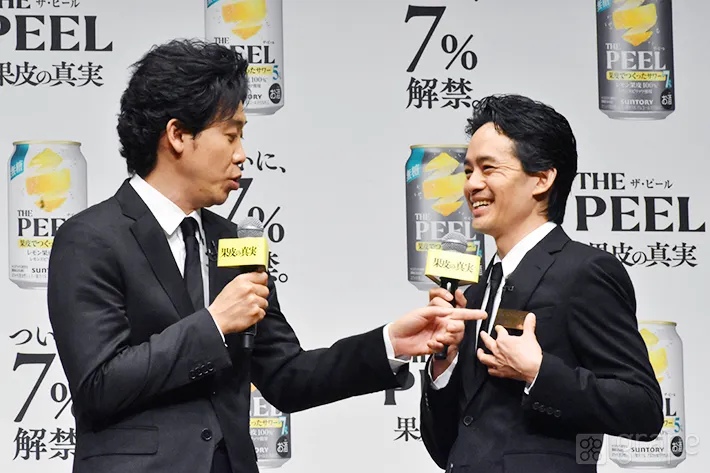 ツッコミを入れる大泉洋さんと、嬉しそうな池松壮亮さん（撮影：grape芸能編集部）