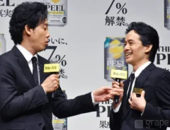 ツッコミを入れる大泉洋さんと、嬉しそうな池松壮亮さん（撮影：grape芸能編集部）