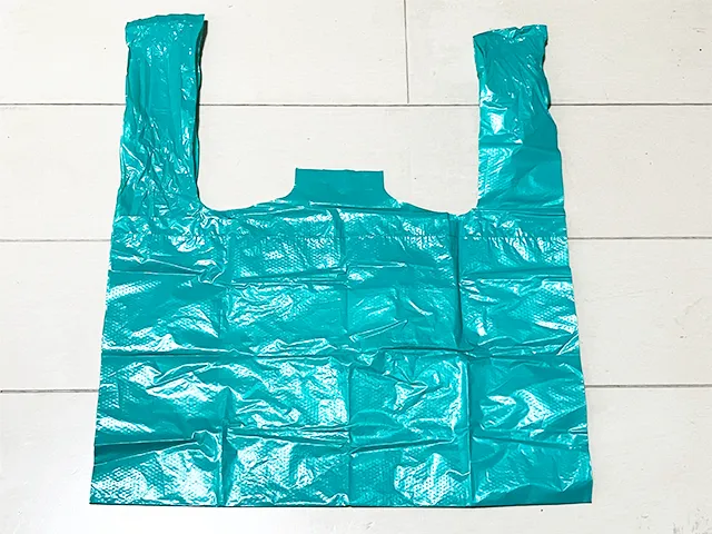 レジ袋を半分に折った状態（撮影：grapeライフハック編集部）