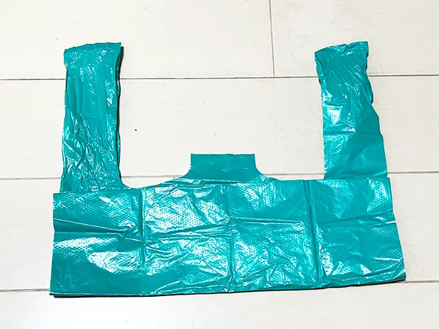 レジ袋を2回折った状態（撮影：grapeライフハック編集部）