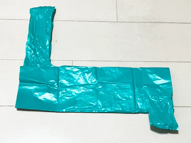 レジ袋のベロと取っ手を折った状態（撮影：grapeライフハック編集部）