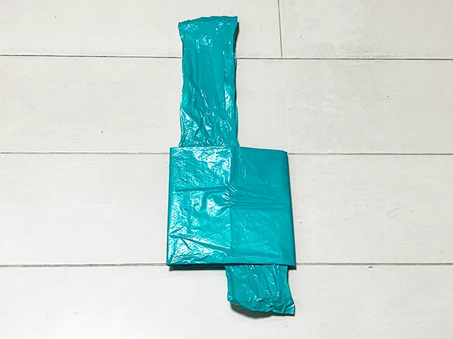 レジ袋を縦に２回折った状態（撮影：grapeライフハック編集部）