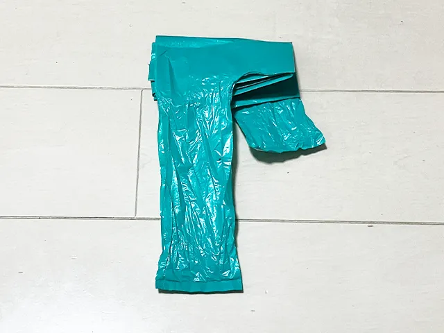 レジ袋を手前に折った状態（撮影：grapeライフハック編集部）