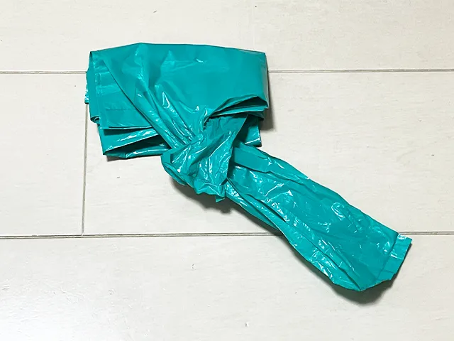 レジ袋の取っ手の輪っかに取っ手を通した状態（撮影：grapeライフハック編集部）