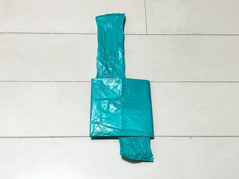 レジ袋を縦に２回折った状態（撮影：grapeライフハック編集部）