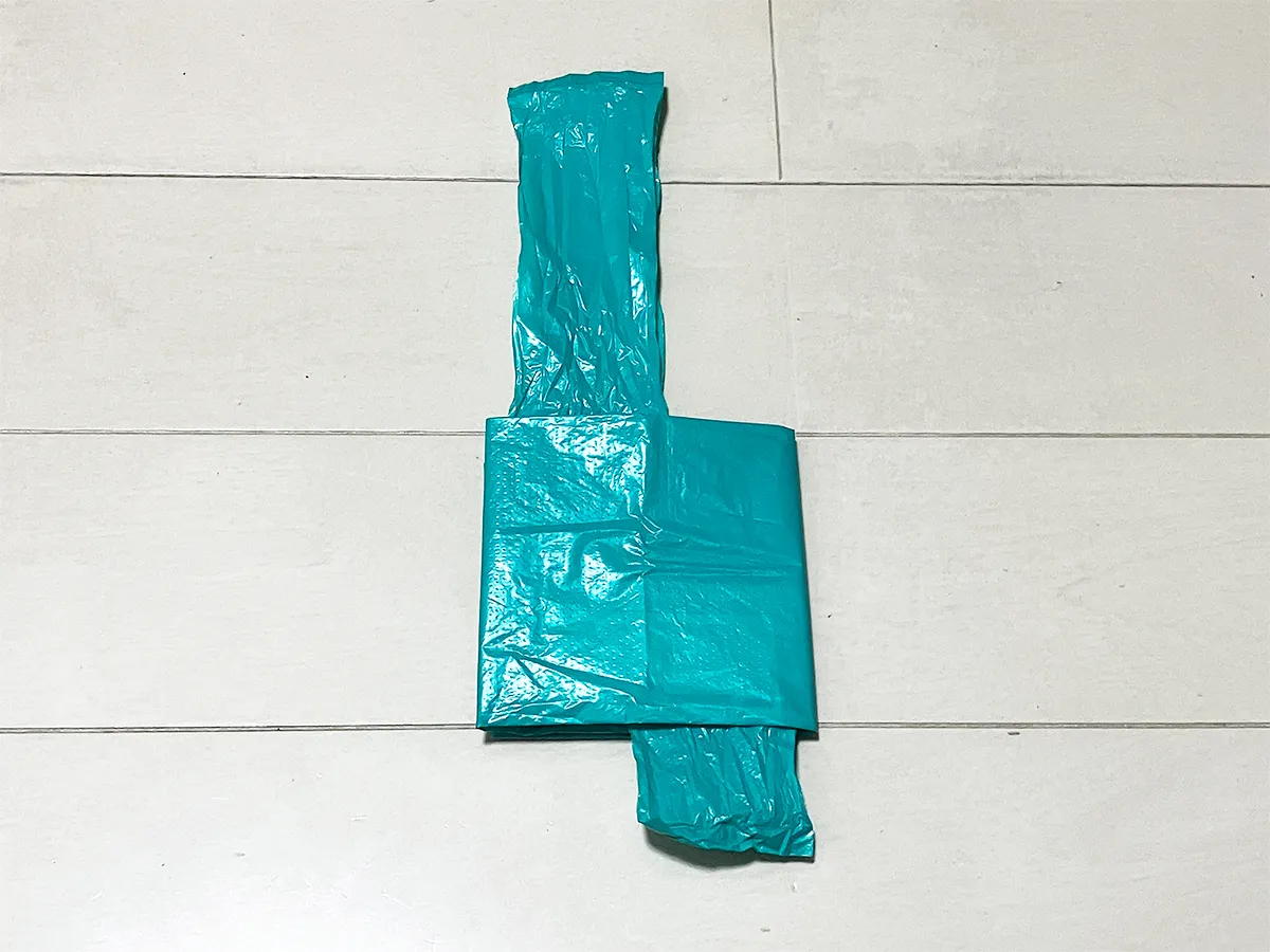 レジ袋を縦に2回折った状態(撮影:grapeライフハック編集部)