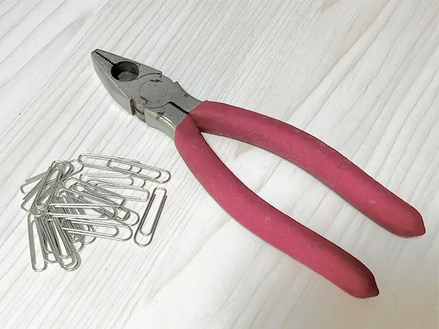 クリップとニッパーを置いた状態（撮影：grapeライフハック編集部）