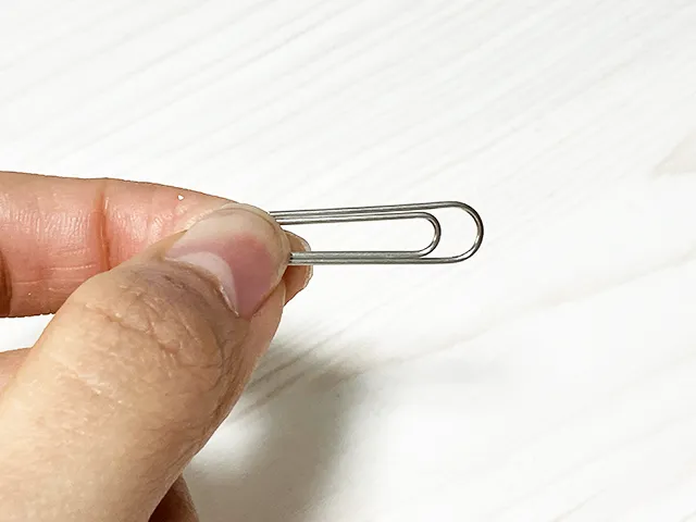 クリップを持った状態（撮影：grapeライフハック編集部）