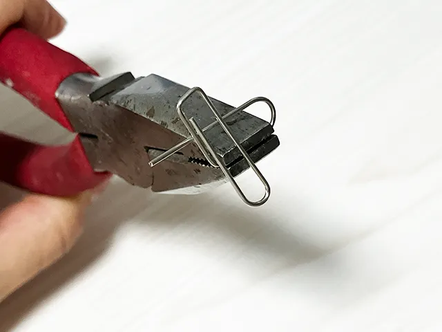 クリップをニッパーで曲げている場面（撮影：grapeライフハック編集部）