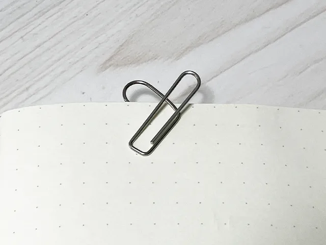 ハート型に曲げたクリップをノートにはさんだ状態（撮影：grapeライフハック編集部）