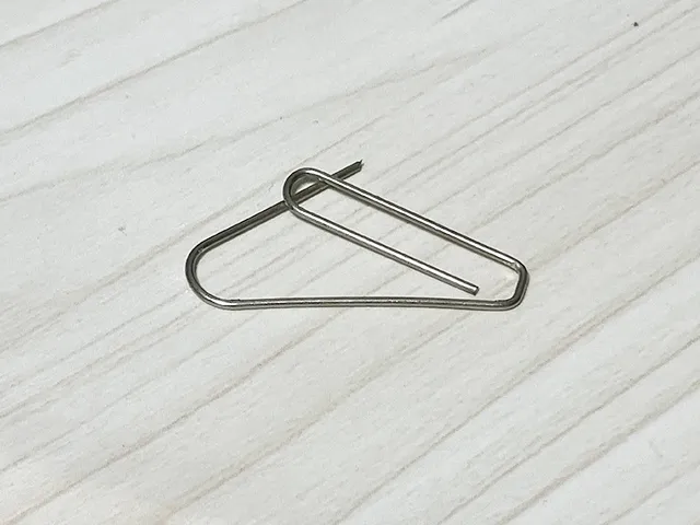 クリップを曲げた状態（撮影：grapeライフハック編集部）