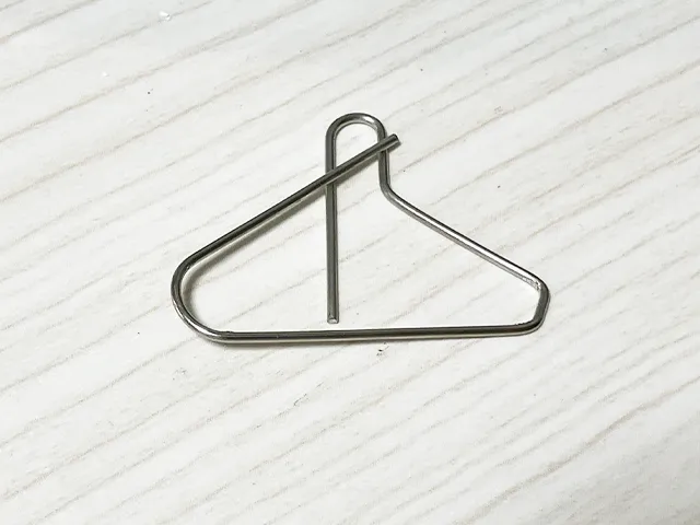 クリップの先端をニッパーで曲げた状態（撮影：grapeライフハック編集部）