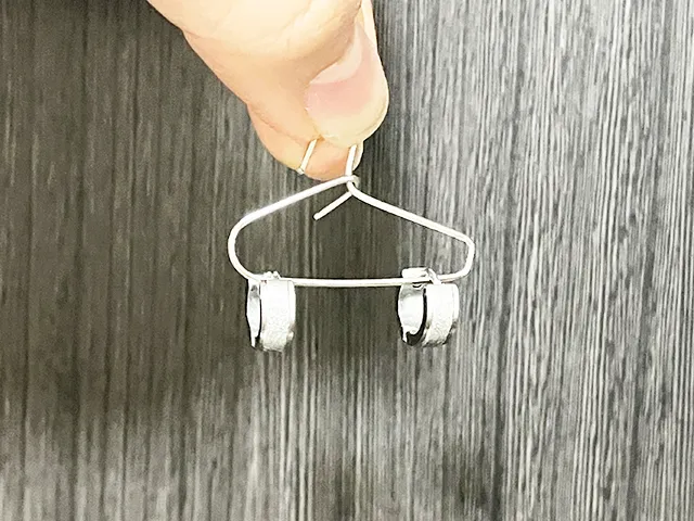 ハンガー型に曲げたクリップにピアスを引っ掛けた状態（撮影：grapeライフハック編集部）
