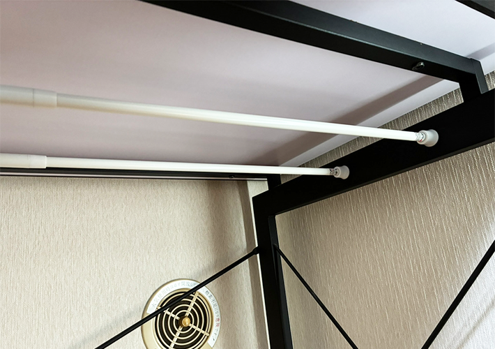 つっぱり棒の活用写真（撮影：grapeライフハック編集部）