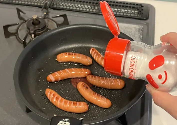 『味の素』をかけたウインナーの写真（撮影：grapeフード編集部）