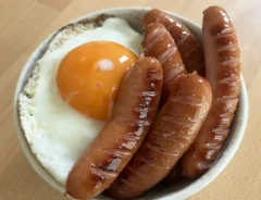 ご飯にのった目玉焼きとウインナーの写真（撮影：grapeフード編集部）