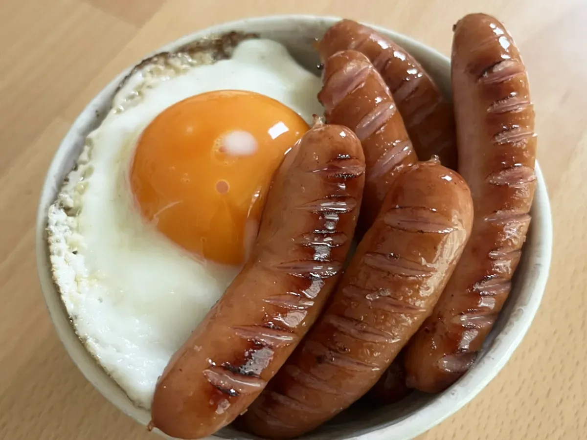 ご飯にのった目玉焼きとウインナーの写真(撮影:grapeフード編集部)