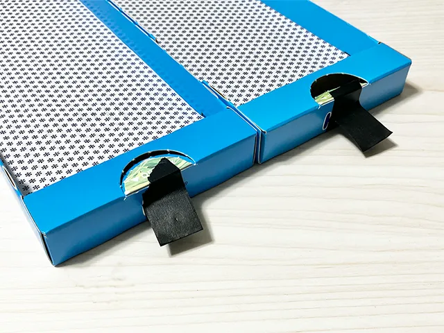 キリの空き箱にマスキングテープを貼る場面（撮影：grapeライフハック編集部）