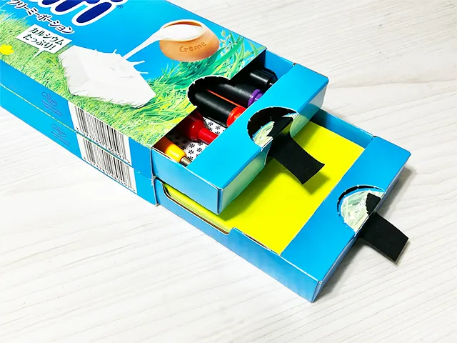 キリの空き箱に文房具を入れた場面（撮影：grapeライフハック編集部）