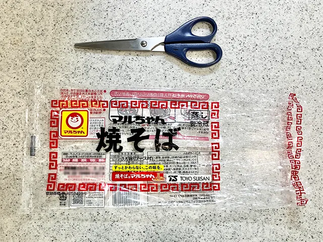 焼きそばの袋とハサミを置いた場面（撮影：grapeライフハック編集部）