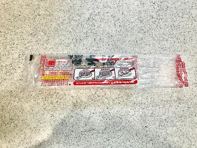 焼きそばの袋を二つ折りにした場面（撮影：grapeライフハック編集部）