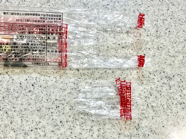 焼きそばの袋の開け口を切った場面（撮影：grapeライフハック編集部）