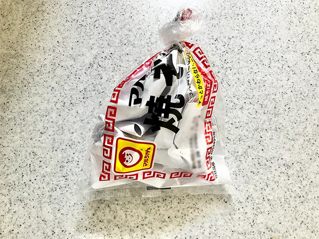 焼きそばの袋を結んだ場面（撮影：grapeライフハック編集部）