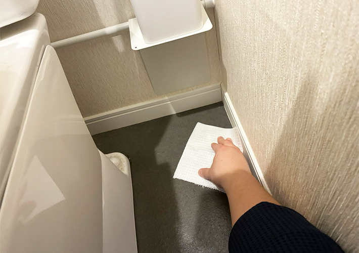 掃除している写真（撮影：grapeライフハック編集部）