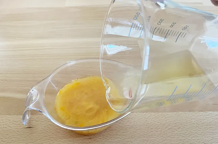 卵液に煮汁を加えている写真（撮影：grapeフード編集部）