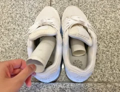 トイレットペーパーの芯を入れたスニーカーの写真（撮影：grapeライフハック編集部）