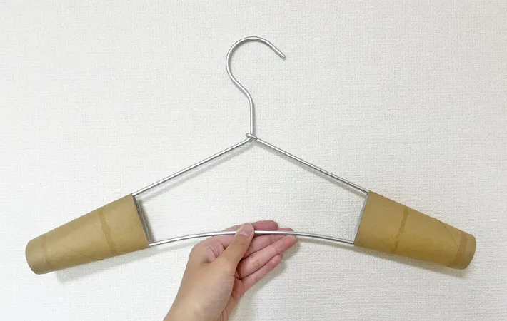 ペーパーの芯を差し込んだハンガーの写真（撮影：grapeライフハック編集部）