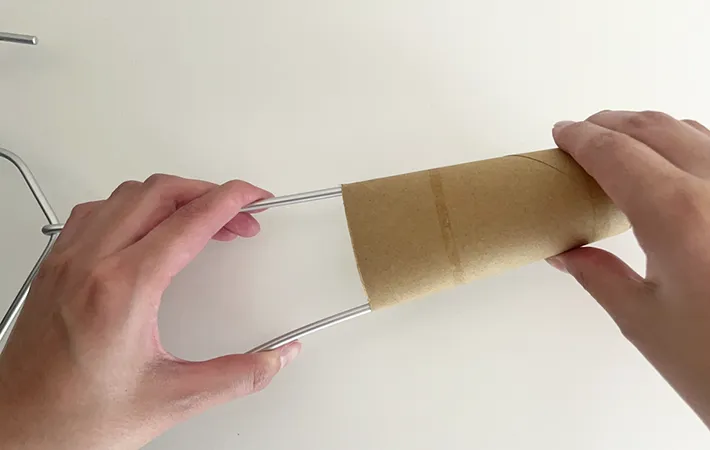 芯にハンガーを差し込んでいる写真（撮影：grapeライフハック編集部）