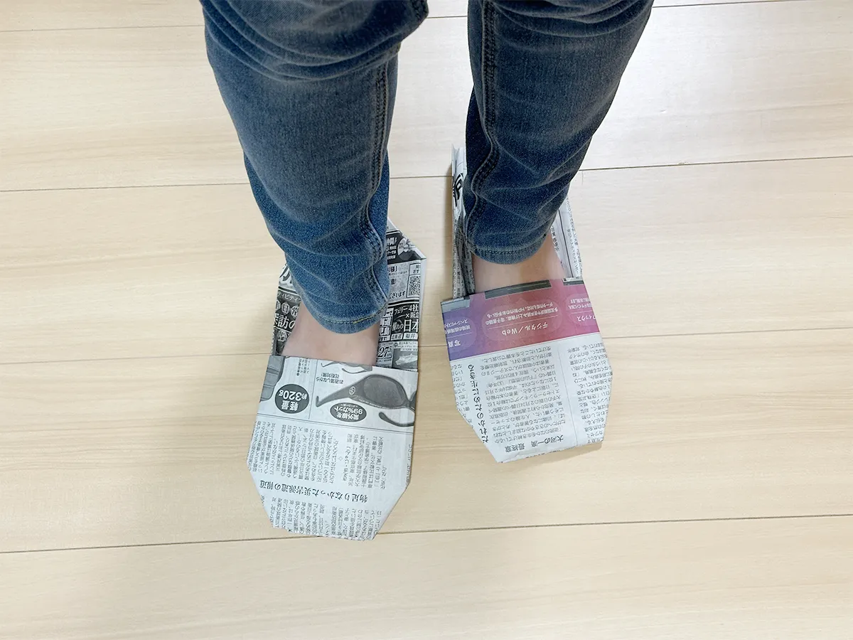 新聞紙スリッパを履いている画像（撮影：grapeライフハック編集部）