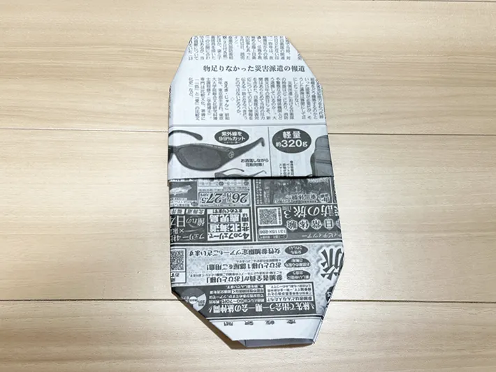 新聞紙でスリッパを作る画像（撮影：grapeライフハック編集部）