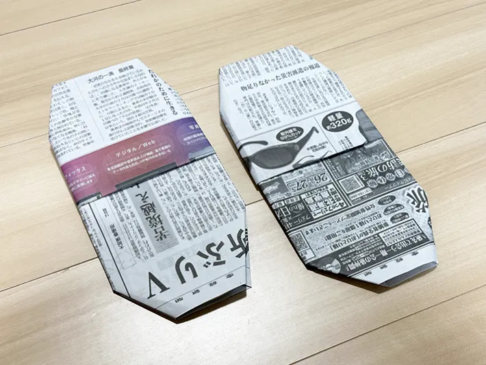 新聞紙でスリッパを作る画像（撮影：grapeライフハック編集部）