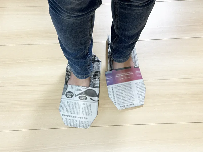 新聞紙でスリッパを作る画像（撮影：grapeライフハック編集部）