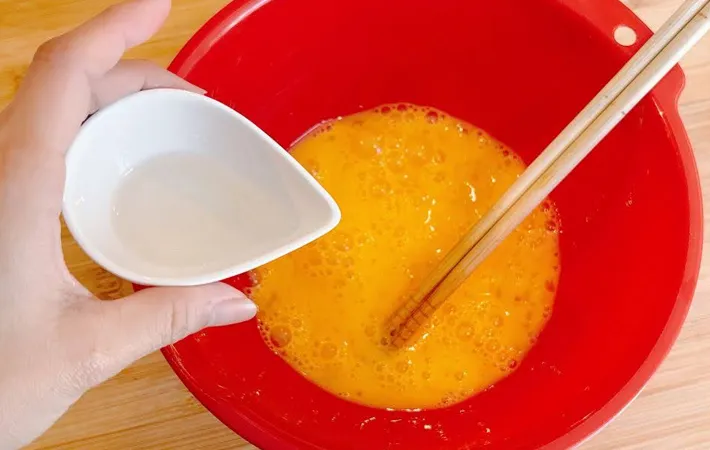 『玉子のくるくる巻き』を作る写真（撮影：キジカク）