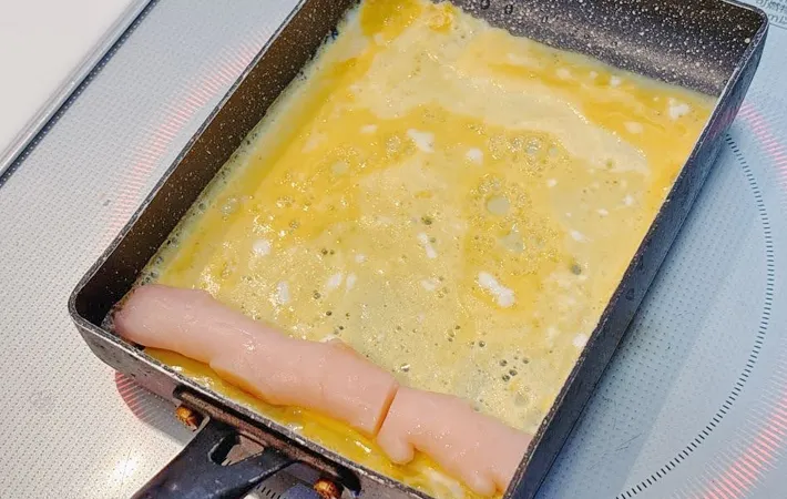 『玉子のくるくる巻き』を作る写真（撮影：キジカク）