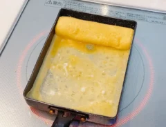 『玉子のくるくる巻き』を作る写真（撮影：キジカク）