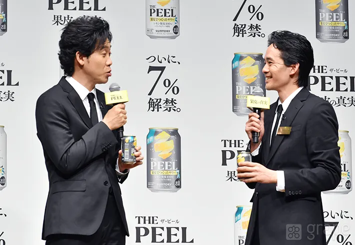 『THE PEEL〈レモン〉ALC.7％』の新テレビCM発表会に登場した大泉洋さん、池松壮亮さん（撮影：grape芸能編集部）