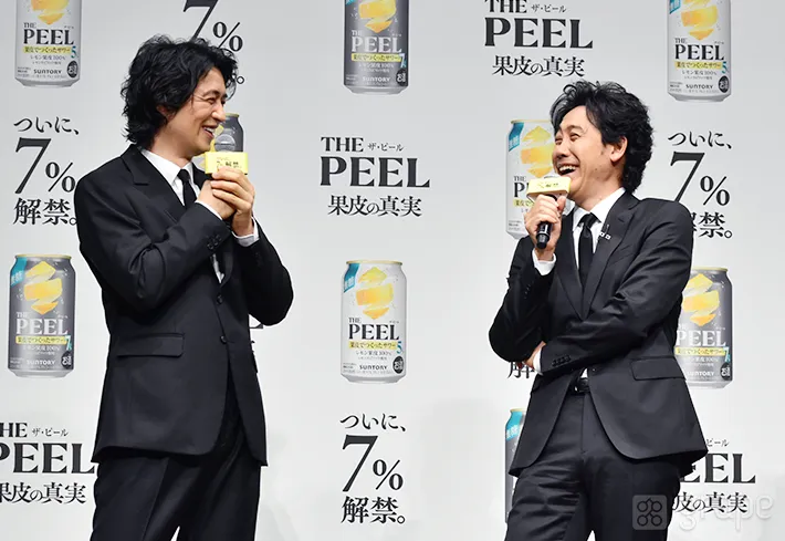 『THE PEEL〈レモン〉ALC.7％』の新テレビCM発表会に登場したツボに入って笑う斎藤工さん、大泉洋さん（撮影：grape芸能編集部）