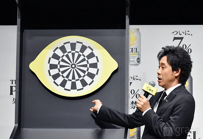 ダーツのセットに物申す大泉洋さん（撮影：grape芸能編集部）