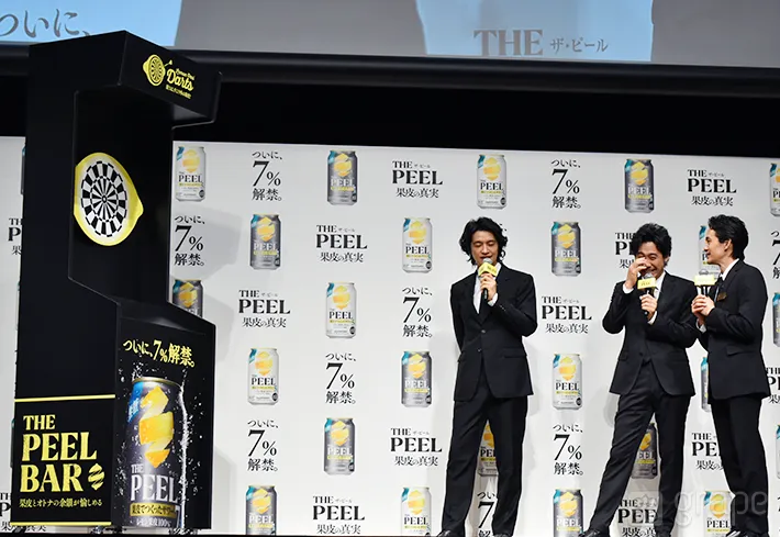 ダーツを前に緊張する斎藤工さん、大泉洋さん、池松壮亮さん（撮影：grape芸能編集部）