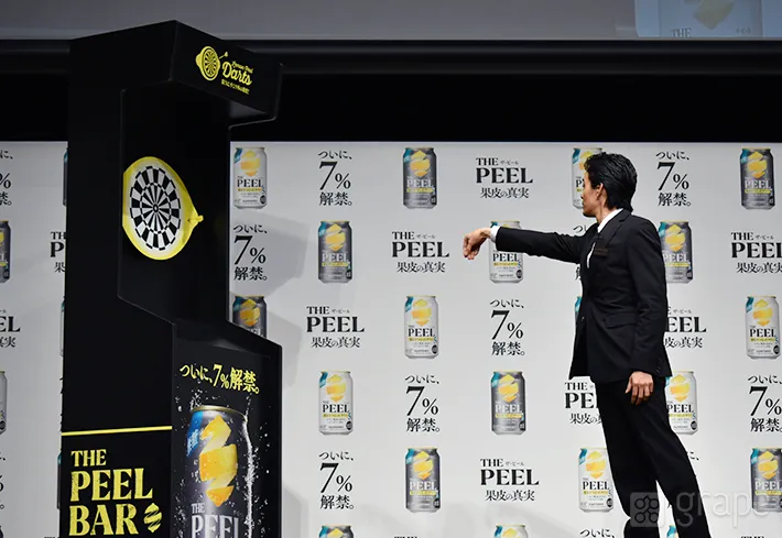 ダーツをする池松壮亮さん（撮影：grape芸能編集部）