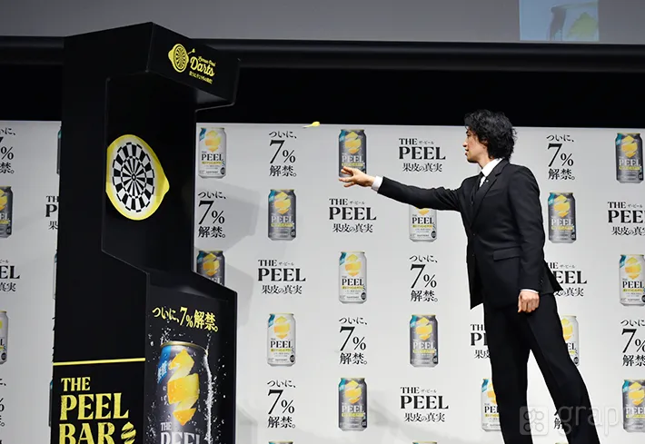 ダーツをする斎藤工さん（撮影：grape芸能編集部）