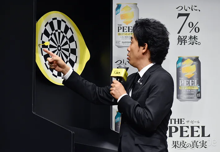 ダーツを指さす大泉洋さん（撮影：grape芸能編集部）